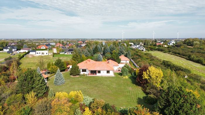 Dom wśród ogrodu – widok z drona