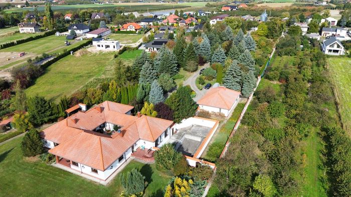 Dom i garaż – widok z drona