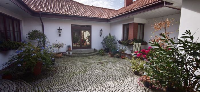 Wewnętrzne patio wyłożone kostką